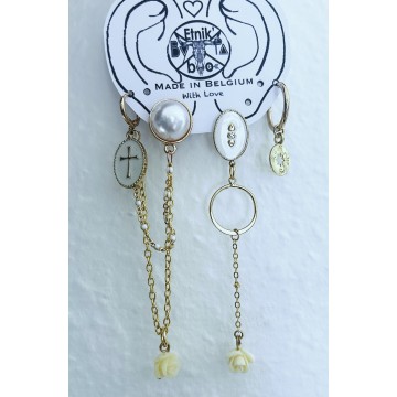 Boucles d'oreilles blanc et doré asymétrique 4 trous.