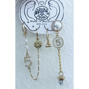 Boucles d'oreilles asymétriques blanc doré aux 4 trous.