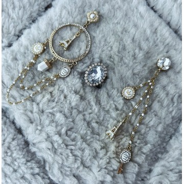 Boucles d'oreilles asymétriques blanc doré nacre.