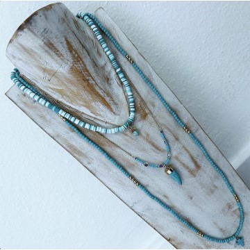 Collier bohème multi-rangs coquillage et pierre naturelle.