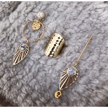 Boucles d'oreilles asymétriques blanc doré marbré