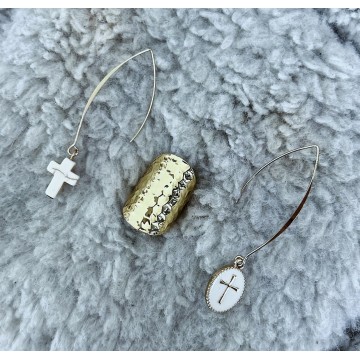 Boucles d'oreilles doré blanc.
