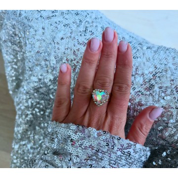 Bague réglable coeur brillant aux multi-reflets.