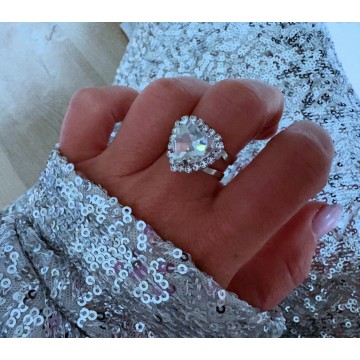 Bague réglable coeur brillant aux reflets argenté.