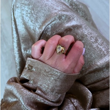 Bague réglable coeur brillant aux reflets beige.