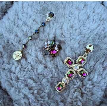 Boucles d'oreilles croix strass asymétrique.
