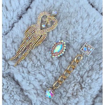 Boucles d'oreilles multistrass asymétrique coeur.
