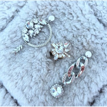 Boucles d'oreilles silver multistrass asymétrique.