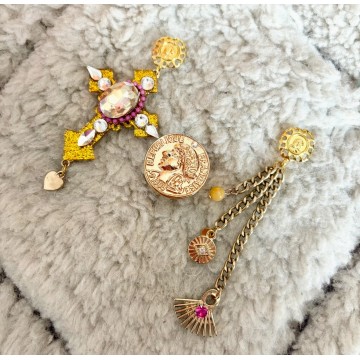 Boucles d'oreilles croix strass asymétrique yellow.