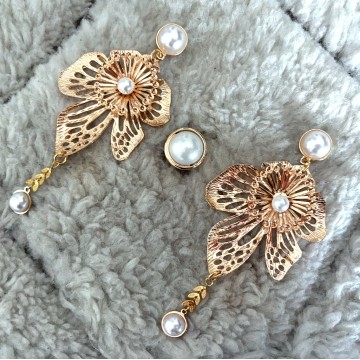 Boucles d'oreilles fleur gold nacré.