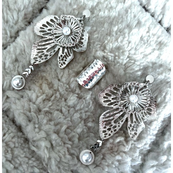 Boucles d'oreilles fleur silver nacré. Boucles d'oreilles fleur silver nacré.