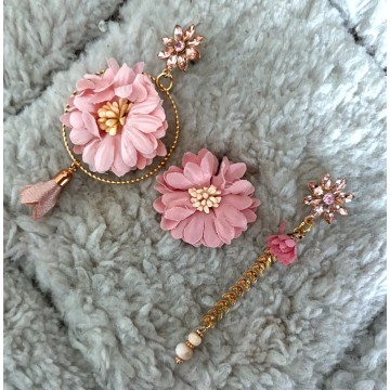 Boucles d'oreilles fleur gold rose pale asymétrique.