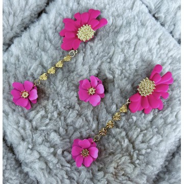 Boucles d'oreilles fleur fuchsia.
