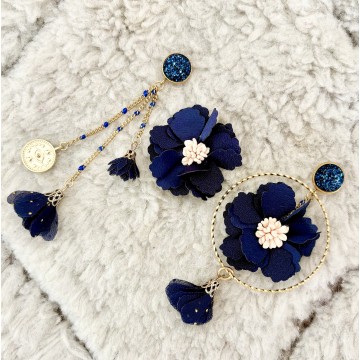 Boucles d'oreilles fleur gold bleu foncé.