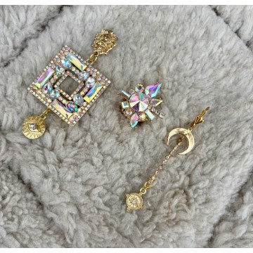 Boucles d'oreilles multi strass asymétrique.