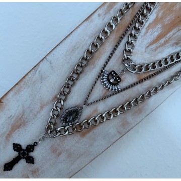 Collier bohème multi-rangs croix.